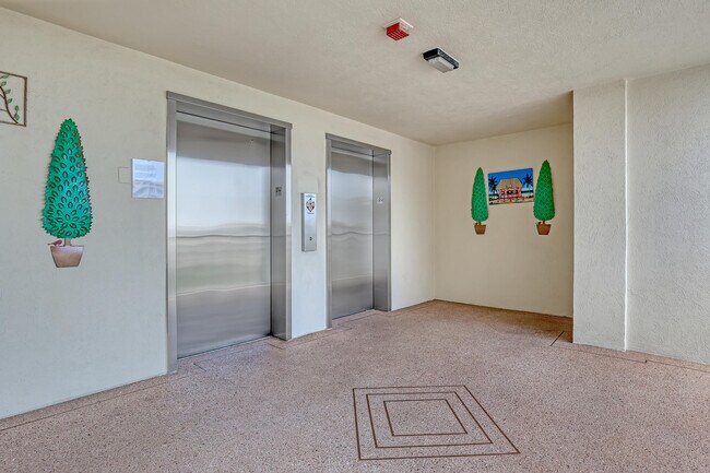 Building Photo - 7290 Kinghurst Dr