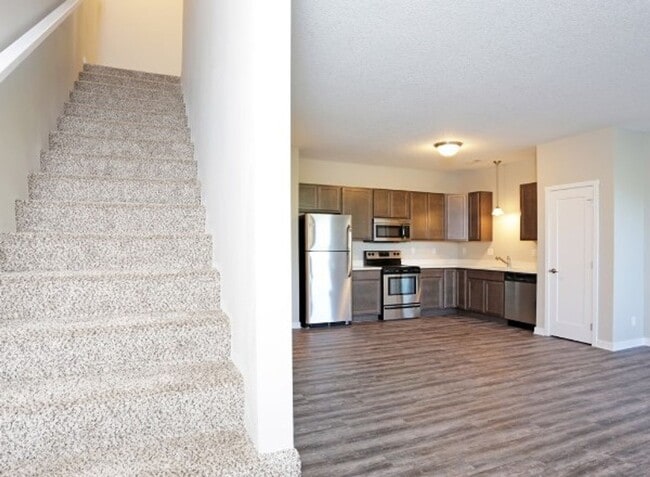 Building Photo - Cove at Prairie Trail Townhomes - Prairie View Interior Unit