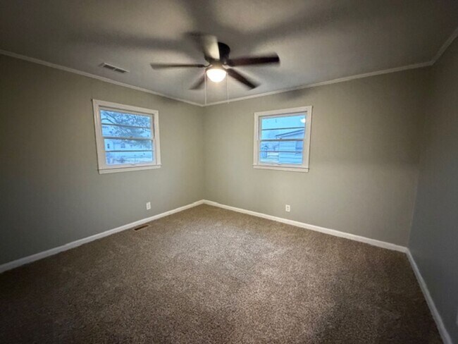 Building Photo - 4 Bedroom 2 Bath house