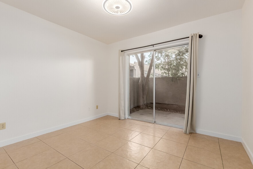 Building Photo - 925 W Peoria Ave