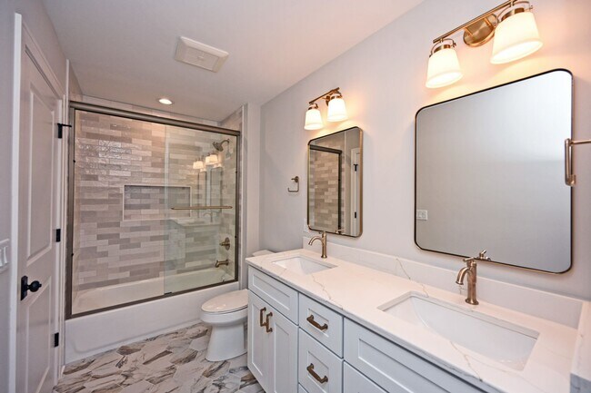 Building Photo - Gorgeous new construction on one of Oakley...