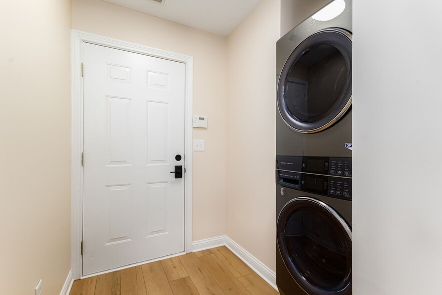 Building Photo - 433 Abbey St