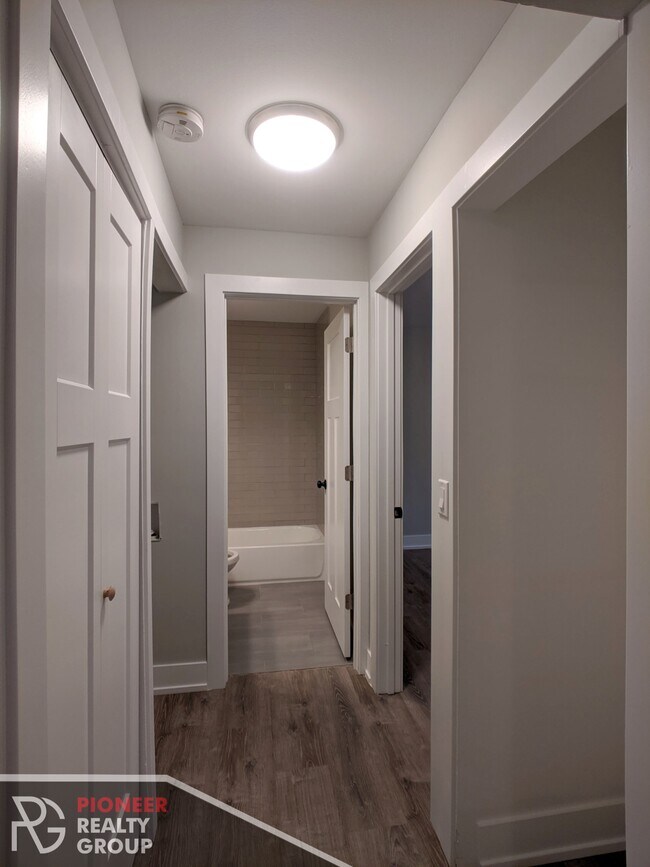 Building Photo - 530 W Surf St