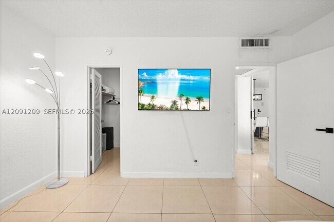 Building Photo - 4001 S Ocean Dr