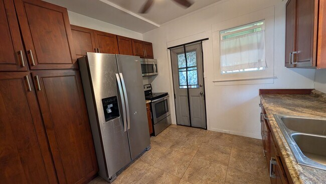 Building Photo - 3609 Leahi Ave