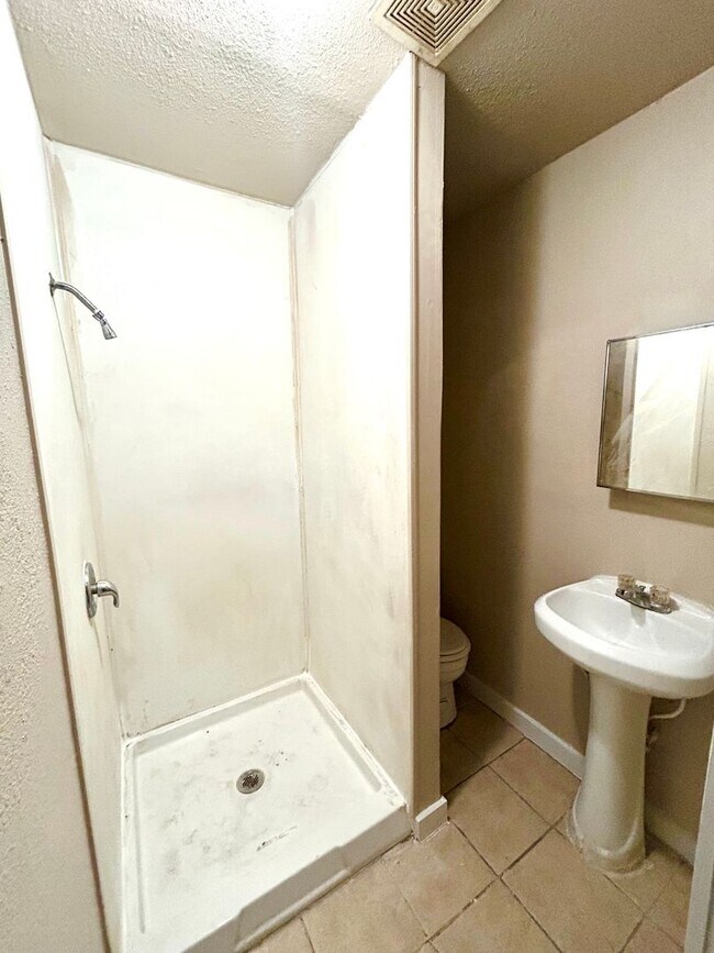 Building Photo - **APPLICATION RECEIVED** **MOVE-IN SPECIAL...