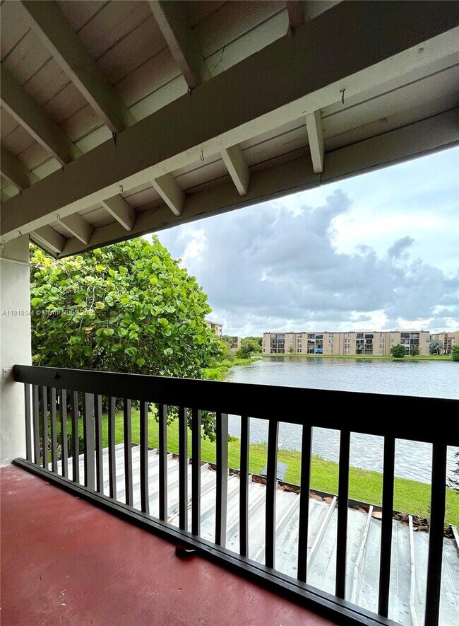 Building Photo - 8875 Fontainebleau Blvd