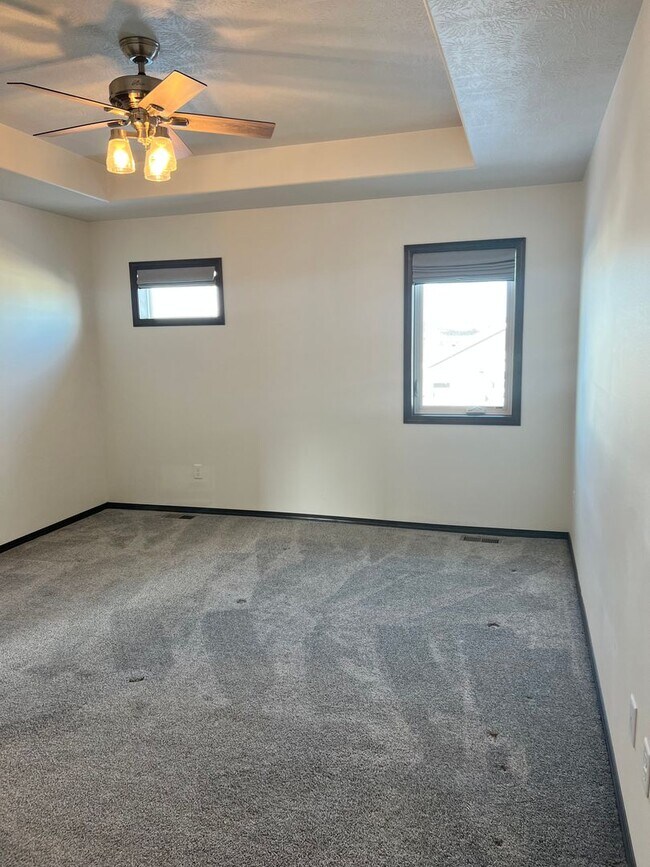 Building Photo - Leubecher Townhome