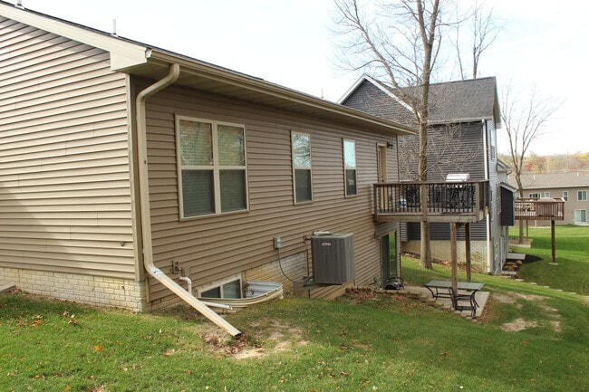 Building Photo - 4 Bedroom, 3 bath close to University and ...