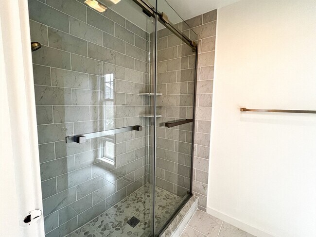 Building Photo - 11 Oak St