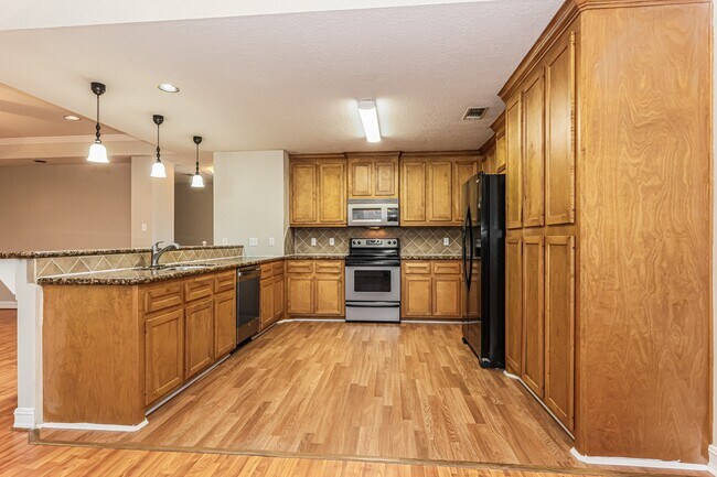 Building Photo - 112 Golfview Ct