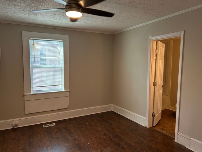 Building Photo - 2 Bedroom Home Near Plaza Midwood!