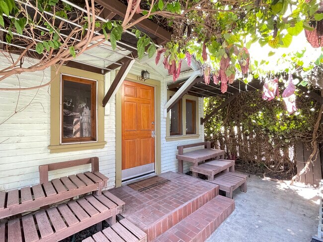 Primary Photo - 1127 N Hoover St