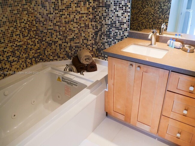 Building Photo - 1717 N Bayshore Dr