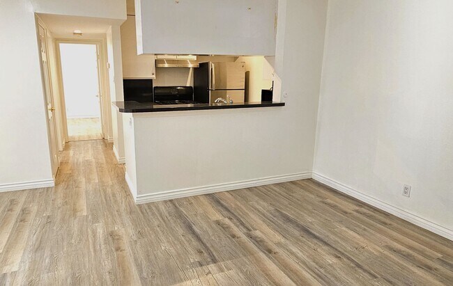 Building Photo - Beautiful 2 Bedrooms, 1 Bath Condo in Grea...