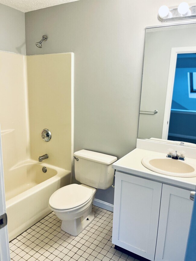 Building Photo - 12 Hawthorne Village