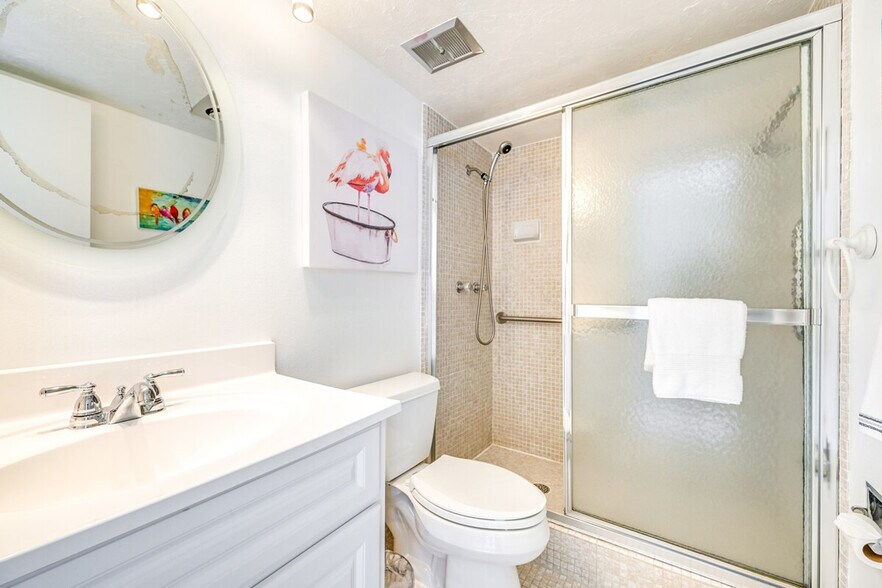 Building Photo - 745 W Country Club Dr