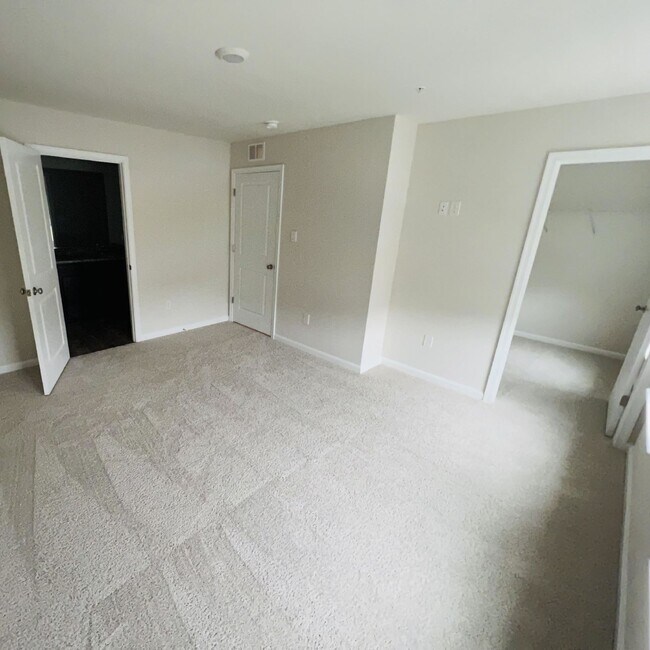 Building Photo - 3br 2.5ba Townhome Northeastern SD!