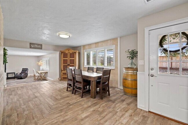 Building Photo - 4/2 Granite Bay, Pool, Jacuzzi, RV Parking...