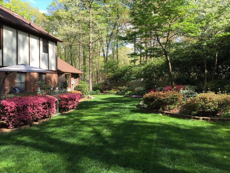 Fully fenced huge backyard to host your parties and plenty of space to play and run! - 3 Tyrol Ct
