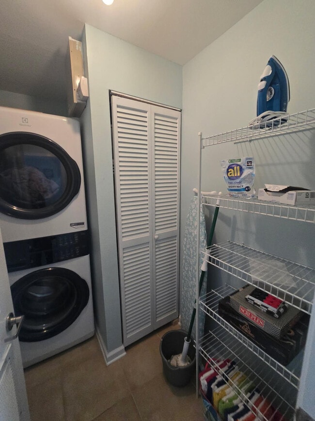 Building Photo - 2421 Beachview Dr