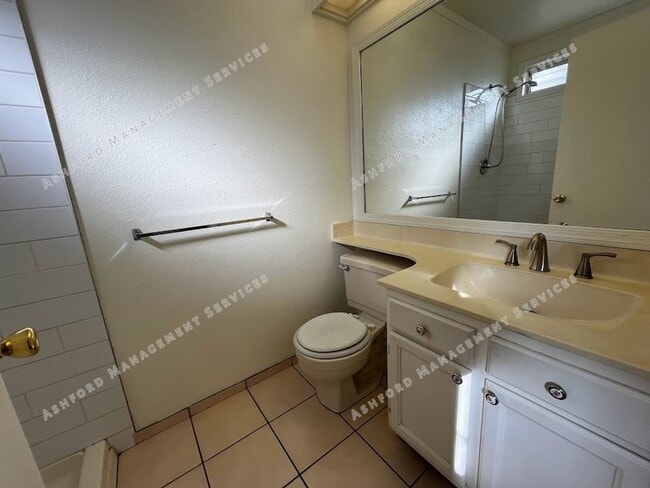 Building Photo - 3 BEDROOM 2 BATHROOM IN PHOENIX WITH TONS ...