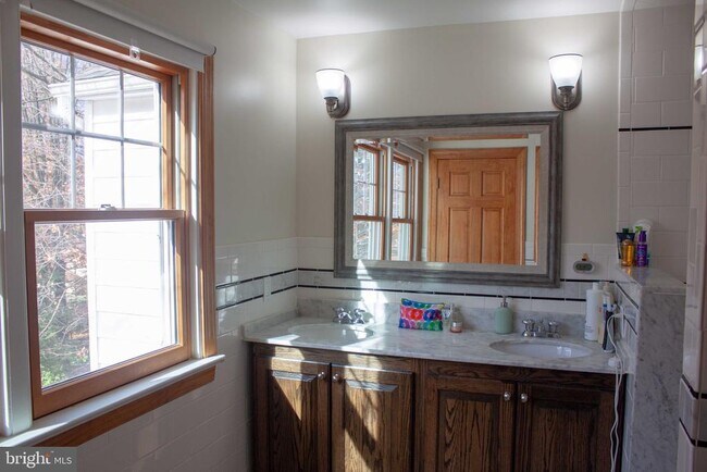 Building Photo - 901 Academy Ln