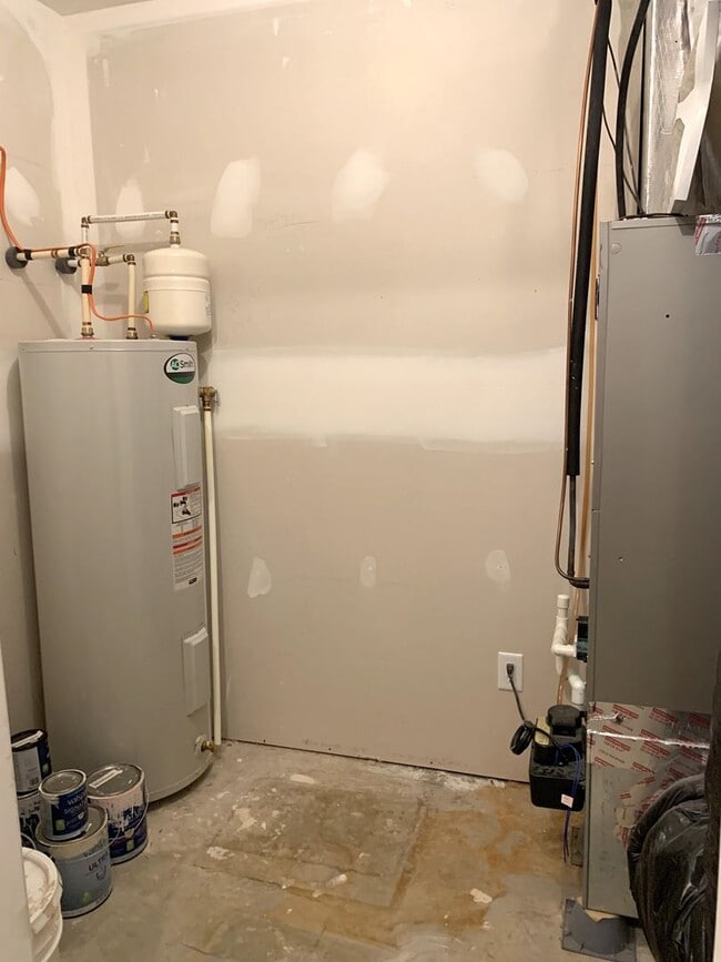 Building Photo - Spacious 3-Bed, 2.5-Bath Townhouse with Fenced Backyard!