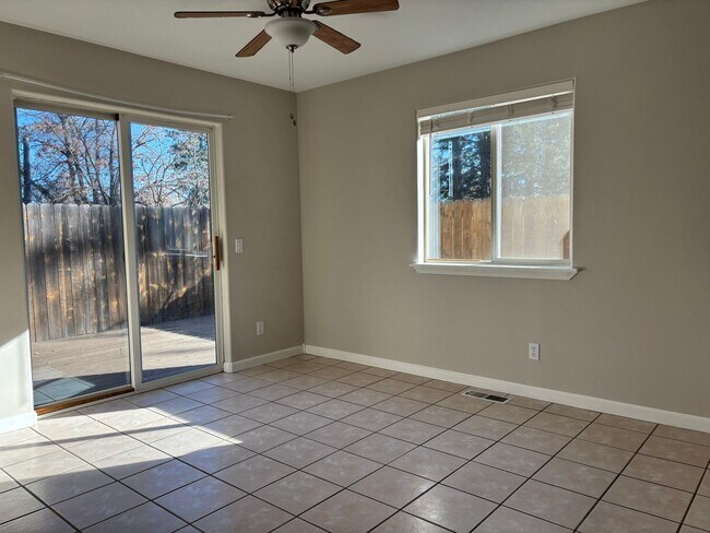 Building Photo - 3 BR/2.5 BA Townhouse