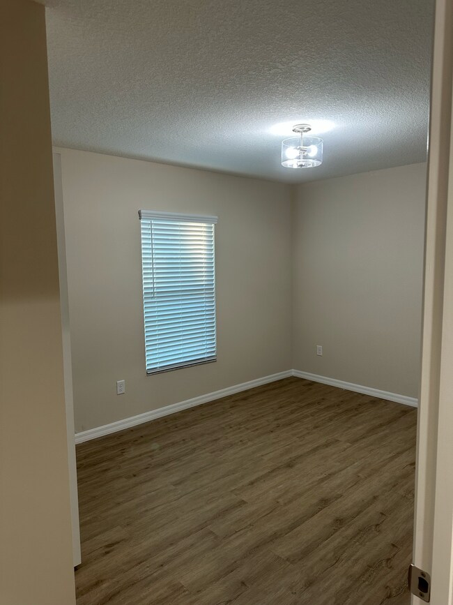 Building Photo - Royal