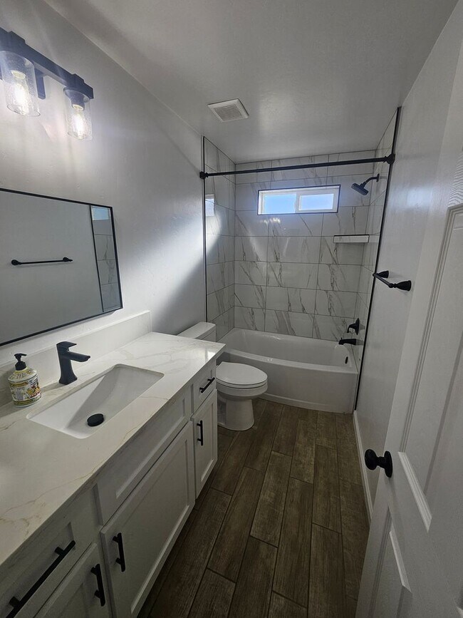 Building Photo - 1st MONTH'S RENT FREE!!! 3 Bedroom Home Located in Bullhead City