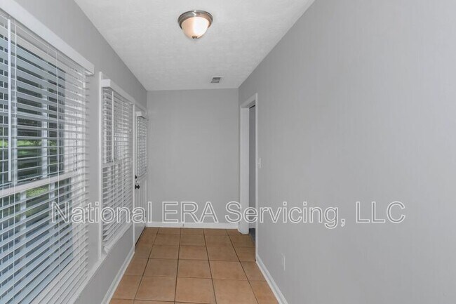 Building Photo - 213 Robin Ln