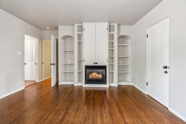 Building Photo - Mediterranean Beauty in Crescent Park – 5B...