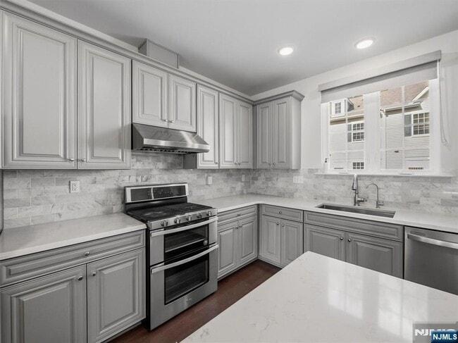 Building Photo - 18 Litchfield Ln