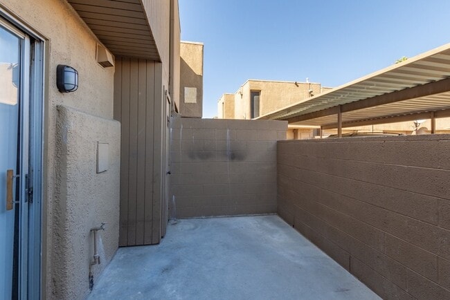 Building Photo - 2 Bedroom townhouse