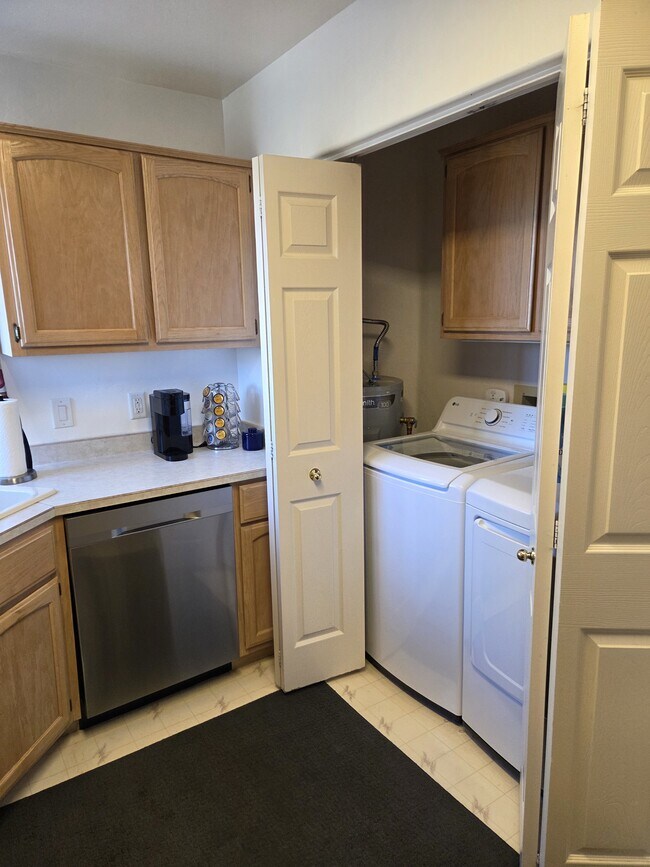 Building Photo - 4932 Summit Cir