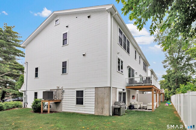 Building Photo - 884 Oldfield Road