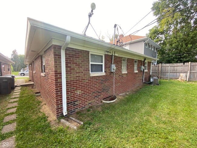 Building Photo - 621 N Oxford St