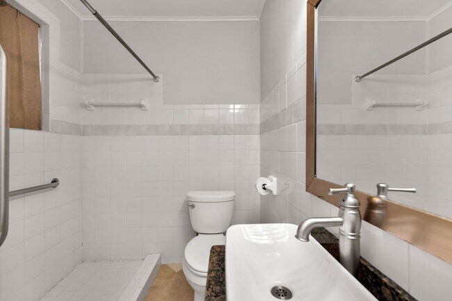 Building Photo - East Hill Cottage Available December 8th!