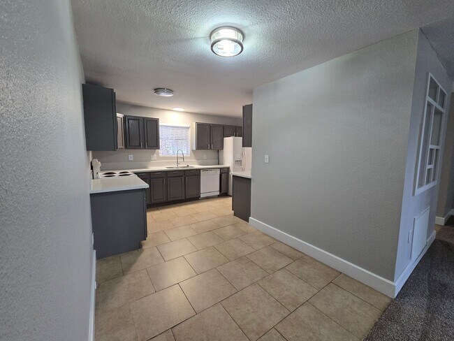 Building Photo - 560 Greenbriar Townhouse Way
