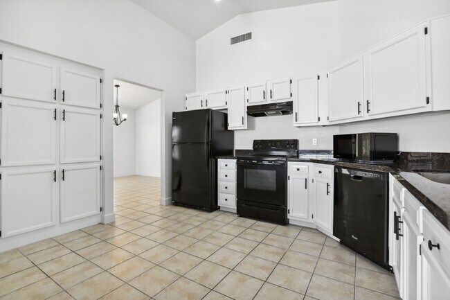 Building Photo - 3 Bedroom home with large backyard!
