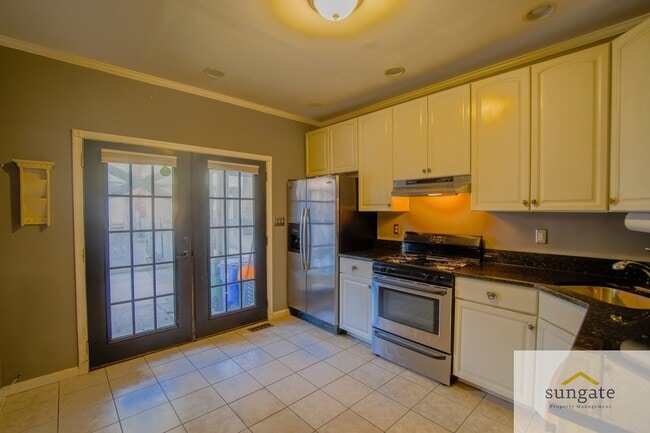 Building Photo - 615 S Glover St