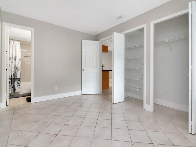 Building Photo - Gated 2BR Home in Brandon with Resort Amenities — Up to One Month Free!