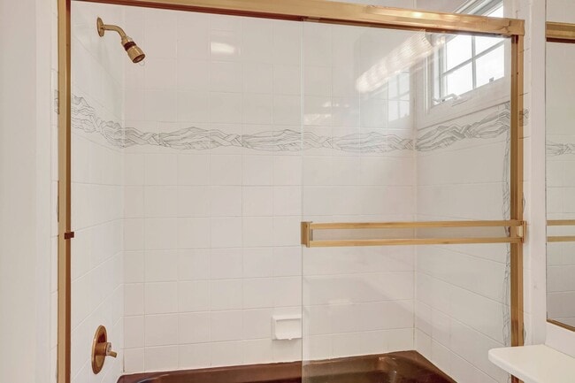 Building Photo - Spacious 4 bed, 2.5 Bath Home with Bonus Room and Pool in Palo Alto!