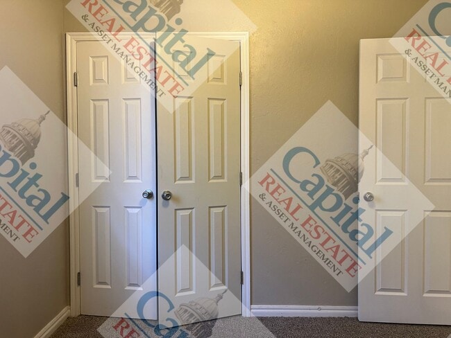 Building Photo - Charming 3 Bedroom