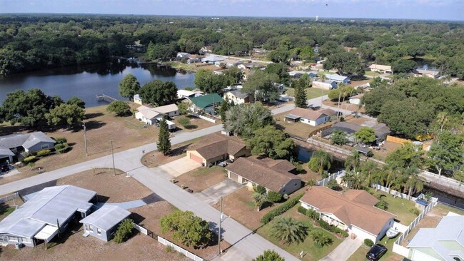 Building Photo - 124 Lakeview Dr