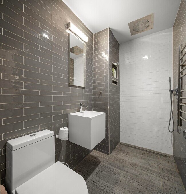 Building Photo - 1021 Grand St