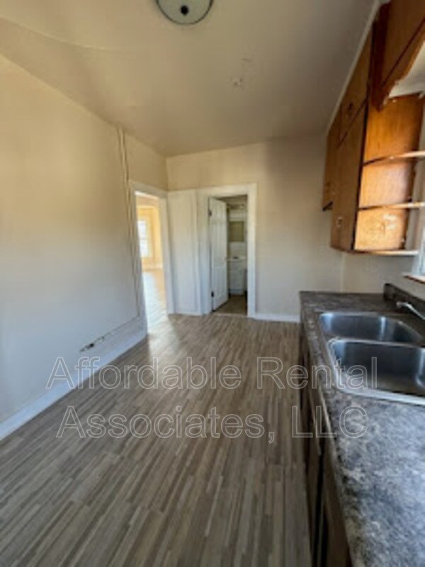 Building Photo - 1500 W Greenfield Ave