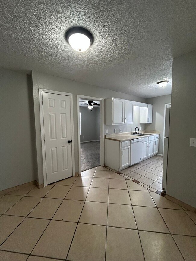 Building Photo - 3403 SW Victoria Pl