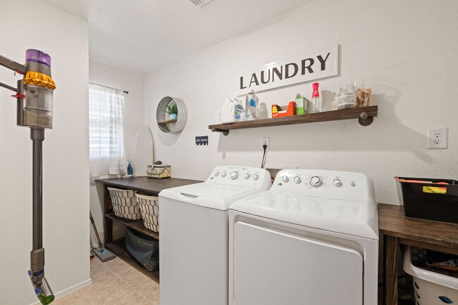 Building Photo - 5840 E Tercel Dr